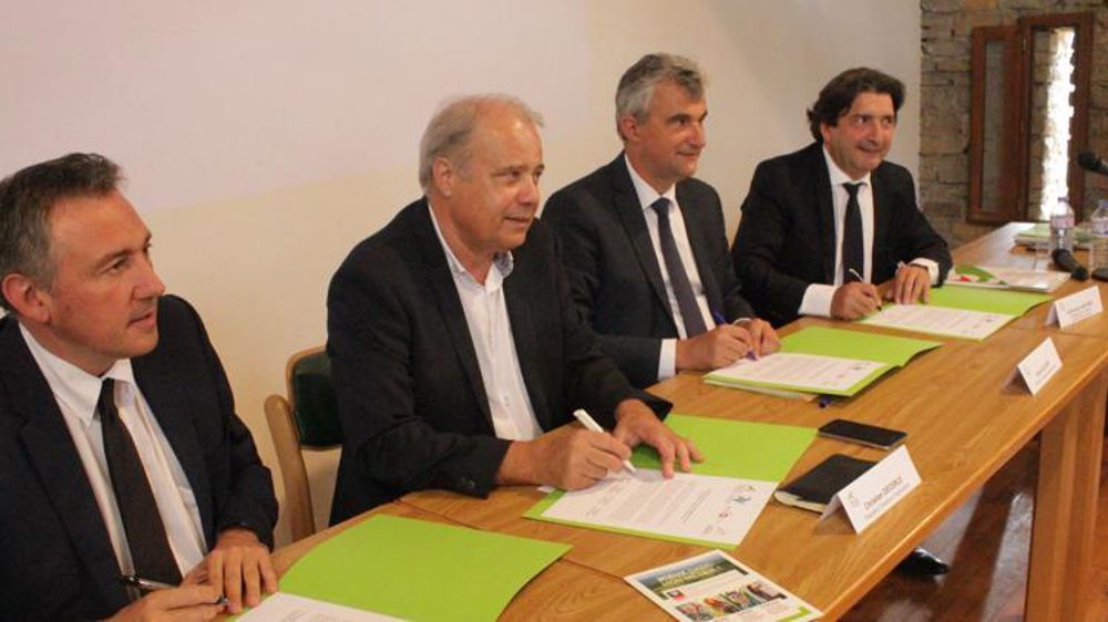 Le 14 septembre à Jalogny, une convention sur la santé au travail a été signée par Olivier Torres, d’Amarok, Christian Decerle, président de la chambre d’agriculture, André Accary, président du conseil départemental, et Dominique Restino, président du réseau Mentorat France (de gauche à droite). © A. Bréhier